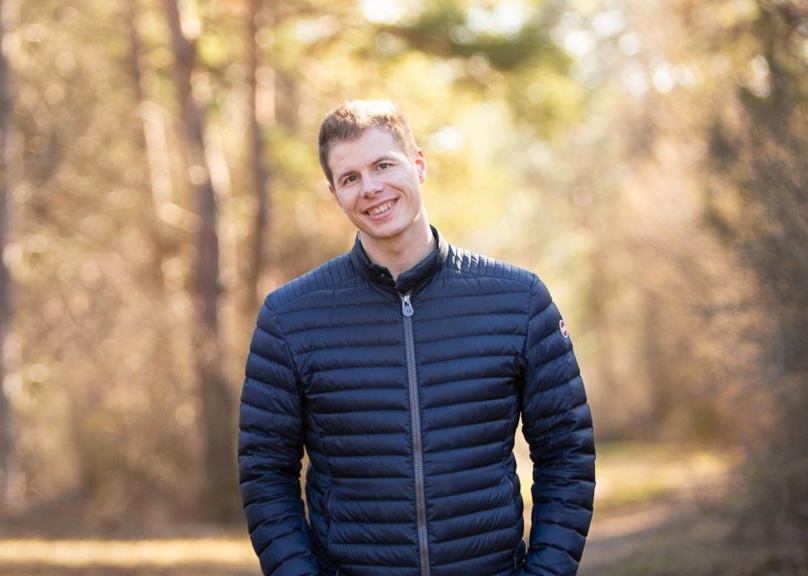 Portrait von Kienle, Morgengold Partner aus Esslingen, lächelt im Freien.