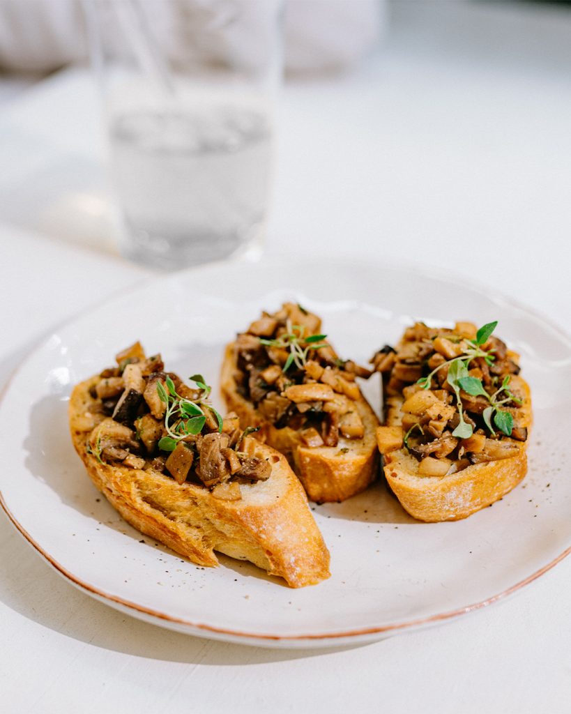 Drei Bruschetta-Variationen mit erlesenen Zutaten und Brot von Morgengold auf den Teller: Bruschetta ai Funghi